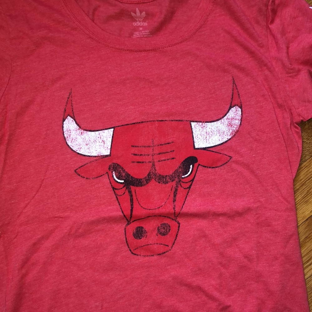 Women’s Adidas NBA Chicago Bulls T-shirt Size M NWOT
